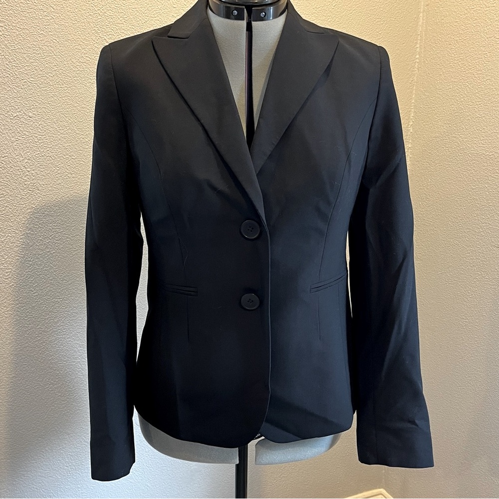 Jones New York Navy blazer Size 6 fully lined. Dress up or down! EUC 🥰